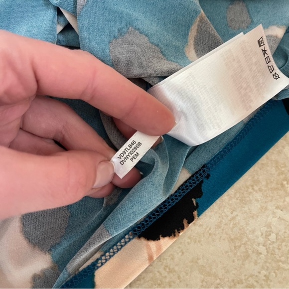 Donna Karan Sleeveless Stretch Black Blue Animal Print Blouse Size Large Career - Picture 8 of 8